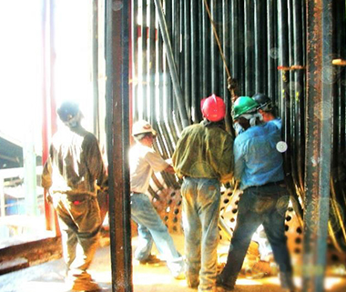 Equipo de soldadores industriales de Grupo Minaya Almonte trabajando en un proyecto